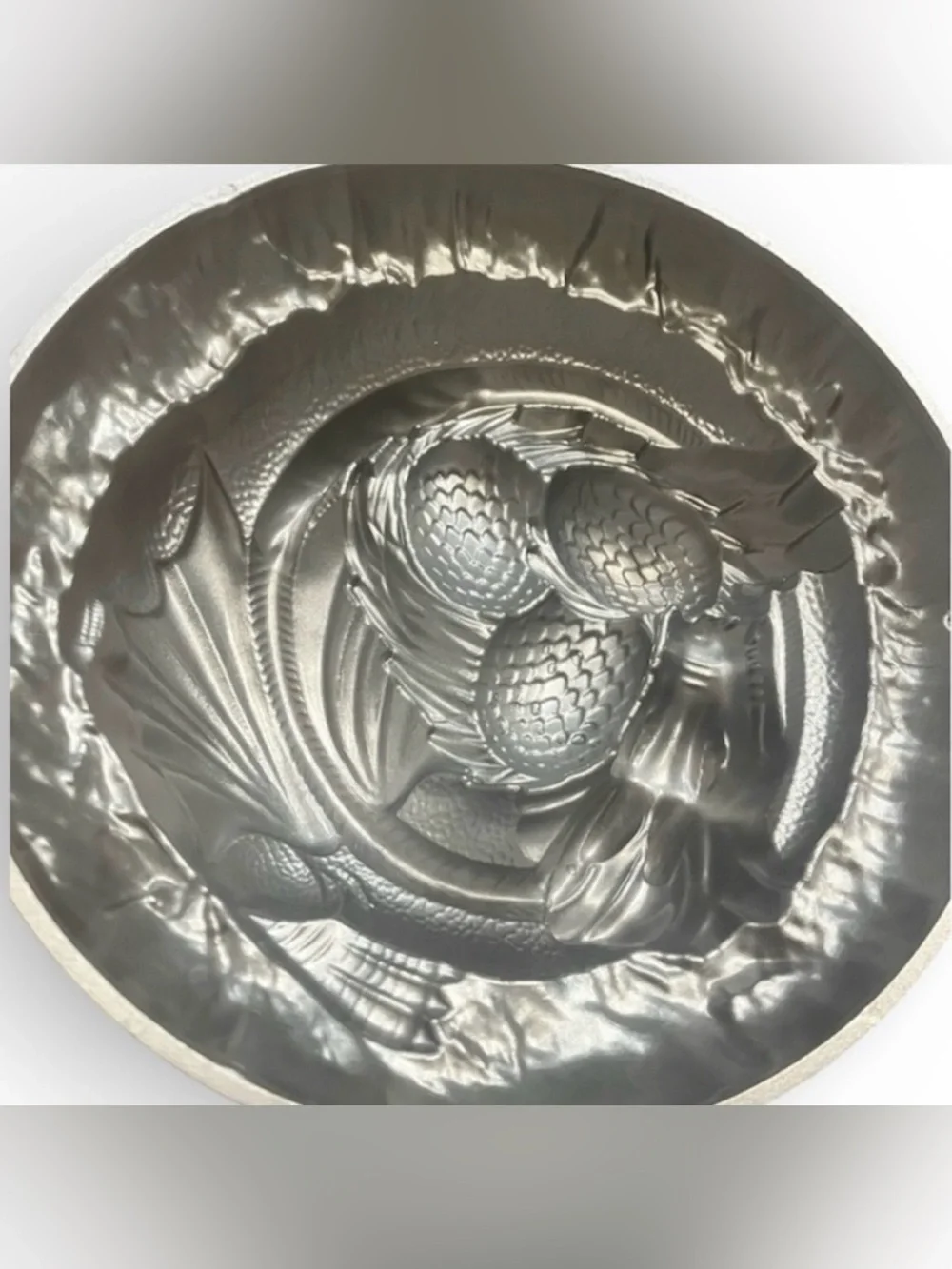 Thinkgeek game of thrones Sleeping Dragon w/Eggs Cake Mold Or Gelatin Mold